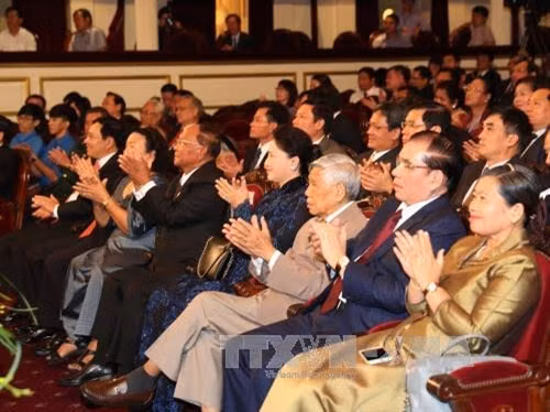 Sáng 24/6/2017, lễ kỷ niệm 50 năm Ngày thiết lập quan hệ ngoại giao Việt Nam - Campuchia (24/6/1967-24/6/2017) được tổ chức trọng thể tại Nhà hát Lớn (Hà Nội). Chủ tịch Quốc hội Nguyễn Thị Kim Ngân, Chủ tịch Quốc hội Campuchia Samdech Heng Samrin cùng nhiều đồng chí lãnh đạo, nguyên lãnh đạo cấp cao Việt Nam và Campuchia đến dự. Ảnh: TTXVN