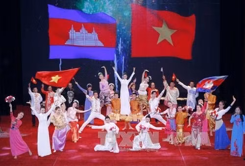Sáng 24/6/2017, lễ kỷ niệm 50 năm Ngày thiết lập quan hệ ngoại giao Việt Nam- Campuchia (24/6/1967-24/6/2017), được tổ chức trọng thể tại Nhà hát Lớn (Hà Nội). Chủ tịch Quốc hội Nguyễn Thị Kim Ngân, Chủ tịch Quốc hội Campuchia Samdech Heng Samrin cùng nhiều đồng chí lãnh đạo, nguyên lãnh đạo cấp cao Việt Nam và Campuchia đến dự. Trong ảnh: Biểu diễn văn nghệ chào mừng tại buổi lễ. Ảnh: TTXVN