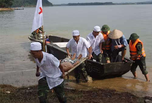 Cấp cứu nhân dân ra khỏi vùng lũ.