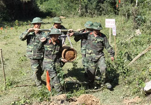 Vận chuyển bom mìn đến khu vực an toàn sau khi dò gỡ thành công.