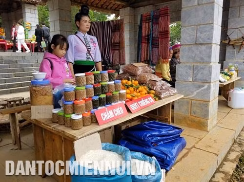 Nhiều sản vật của đồng bào dân tộc được giới thiệu tại chợ phiên vùng cao. Ảnh: Hoàng Tâm