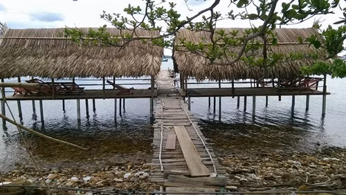 Những khu chòi hóng gió giữa biển. Ảnh: Nguyễn Tú Trung