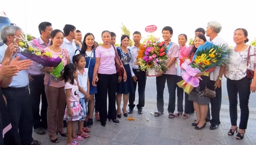 Người thân, gia đình, các thầy, cô giáo và học sinh chào đón em Nguyễn Thế Quỳnh -người vừa đạt Huy chương Vàng kỳ thi Olympic Vật Lý quốc tế năm 2016 tại Thụy Sĩ. Ảnh: Võ Dung-TTXVN