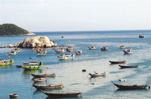 Đến Cù Lao Chàm, du khách được hòa mình trong bầu không khí trong lành của biển cả với những bãi cát vàng, làn nước trong xanh, tìm hiểu cuộc sống của cư dân làng chài