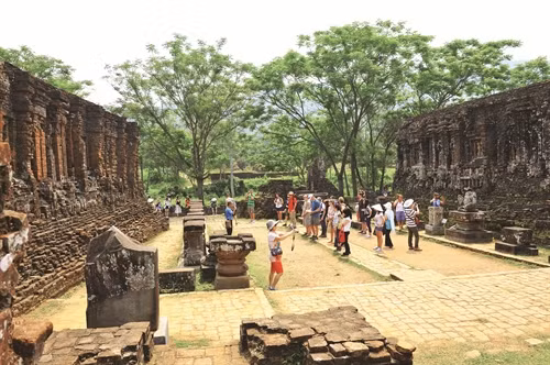 Đến Khu đền tháp Mỹ Sơn ở xã Duy Phú, huyện Duy Xuyên, du khách được khám phá không gian của những công trình kiến trúc rêu phong, được tìm hiểu về lịch sử huy hoàng của Vương quốc Chăm Pa