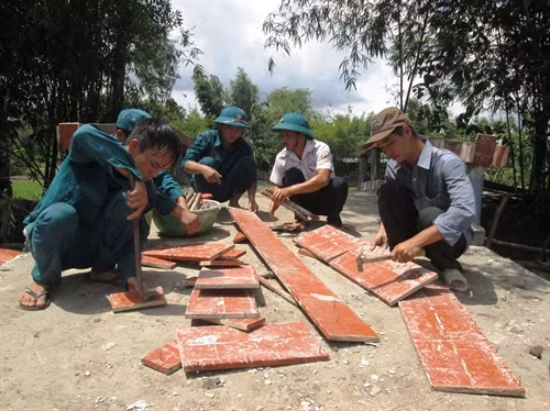 Lực lượng dân quân xã và nhân dân trực tiếp góp công xây cầu để giảm chi phí.
