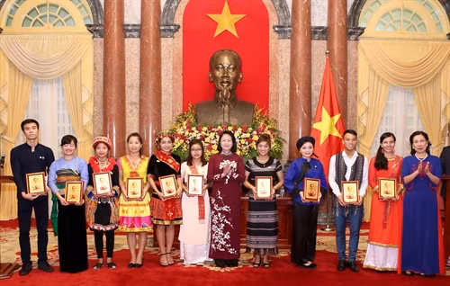 Sáng 27/10/2016, tại Phủ Chủ tịch, Phó Chủ tịch nước Đặng Thị Ngọc Thịnh tiếp đoàn Đại biểu học sinh, sinh viên, vận động viên tiêu biểu dân tộc thiểu số. Trong ảnh: Phó Chủ tịch nước Đặng Thị Ngọc Thịnh tặng quà cho các đại biểu. Ảnh: Phương Hoa – TTXVN