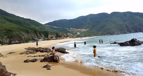 Bãi biển Kỳ Co hấp dẫn du khách bởi vẻ đẹp tự nhiên