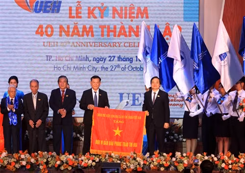 Quang cảnh lễ trao Cờ thi đua của Thủ tướng Chính phủ cho Trường Đại học Kinh tế Thành phố Hồ Chí Minh. Ảnh: Phương Vy-TTXVN.