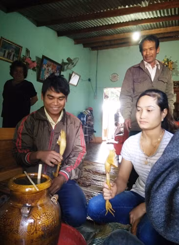 Lễ Pơ - Kong của chú rể Huk và cô dâu Nhung, diễn ra tại nhà ông Y Thương, bà Nay Nhoa là ông bà ngoại của cô dâu tại làng Kto (xã Kon Gang, huyện Đak Đoa, Gia Lai)