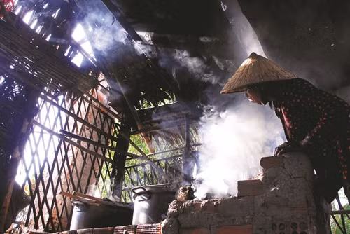 Từ cây thốt nốt, người Khmer ở Nam Bộ làm ra nhiều sản phẩm độc đáo như: đường thốt nốt, chè thốt nốt...