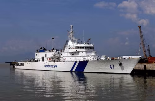 Tàu SAMRAT dài 105 mét; rộng 12,9 mét; trọng tải 2.577 tấn. Thuyền trưởng là Đại tá DS SANI cùng 20 sĩ quan và 120 thủy thủ đoàn. Ảnh: Trần Lê Lâm- TTXVN