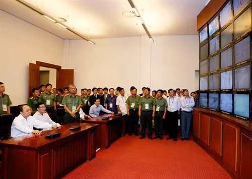 Thủ tướng Nguyễn Xuân Phúc kiểm tra tại trung tâm chỉ huy. Ảnh: Thống Nhất – TTXVN