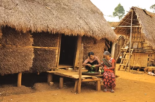 Sinh hoạt thường ngày bên ngôi nhà dài của người Mạ