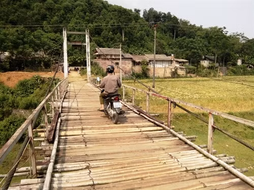 Cầu không đảm bảo an toàn cho người dân đi lại.