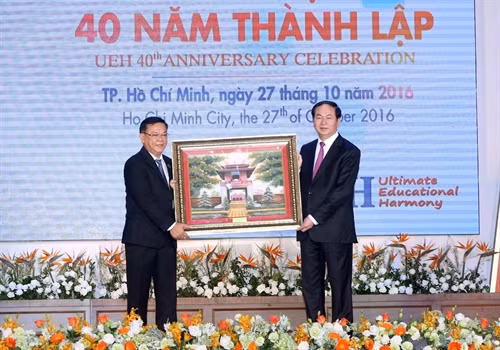 Chủ tịch nước Trần Đại Quang tặng bức tranh Văn Miếu - Quốc Tử Giám cho nhà trường. Ảnh: Nhan Sáng-TTXVN