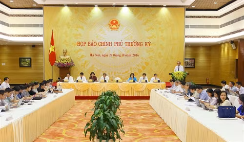 Quang cảnh buổi họp báo thường kỳ Chính phủ tháng 10/2016. Ảnh: Doãn Tấn- TTXVN