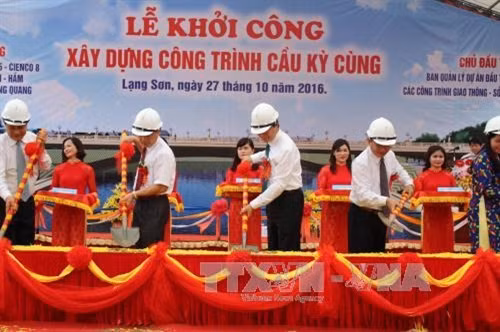 Các đại biểu thực hiện nghi thức khởi công xây dựng cầu Kỳ Cùng (Lạng Sơn)