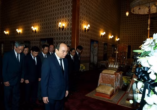 Đoàn đại biểu cấp cao Đảng, Nhà nước Cộng hòa XHCN Việt Nam do Thủ tướng Nguyễn Xuân Phúc làm trưởng đoàn đến viếng Nhà Vua Thái Lan Bhumipol Adulyadej. Ảnh: Thống Nhất-TTXVN