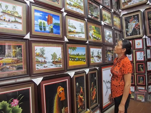 Sản phẩm thêu ren truyền thống Văn Lâm. Ảnh: Thùy Dung – TTXVN