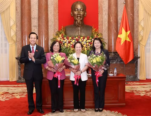 Sáng 27/10/2016, tại Phủ Chủ tịch, Hội đồng bảo trợ Quỹ bảo trợ trẻ em Việt Nam tổ chức Lễ chuyển giao chức Chủ tịch Hội đồng bảo trợ Quỹ bảo trợ trẻ em Việt Nam giữa nguyên Phó Chủ tịch nước Nguyễn Thị Doan và Phó Chủ tịch nước Đặng Thị Ngọc Thịnh đã diễn ra với sự tham dự và chứng kiến của các Uỷ viên Hội đồng bảo trợ, các nhà tài trong và ngoài nướcTrong ảnh: Bộ trưởng Bộ Lao động Thương Binh và Xã hội Đào Ngọc Dung tặng hoa cho nguyên Phó Chủ tịch nước Nguyễn Thị Doan và Phó Chủ tịch nước Đặng Thị Ngọc Thịnh. Ảnh: Phương Hoa – TTXVN