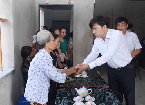 Đoàn công tác hỏi thăm động viên gia đình người thân em Trần Thị Thu Hà.