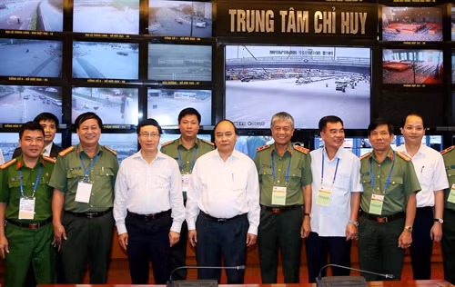 Thủ tướng Nguyễn Xuân Phúc với các cán bộ trung tâm chỉ huy. Ảnh: Thống Nhất – TTXVN