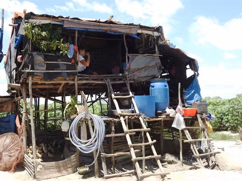 Hàng trăm ngôi nhà được dựng tạm bợ chưa đến 10 m2, với nhân khẩu từ 3 đến 7 người của bà con Việt kiều mọc lên tại khu đất ven hồ Dầu Tiếng.