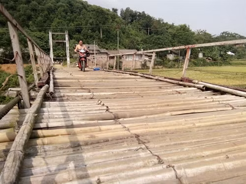 Luôn tồn tại nhiều nguy cơ đối với người dân khi đi lại trên cây cầu này.