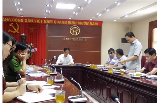 Quang cảnh cuộc họp của lãnh đạo Sở Giao thông Vận tải Hà Nội. Ảnh: Tuyết Mai - TTXVN