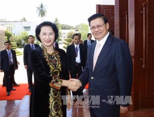 Chiều 27/9, tại Thủ đô Viêng Chăn, Chủ tịch Quốc hội Nguyễn Thị Kim Ngân hội kiến Thủ tướng Lào Thongloun Sisoulith. Ảnh: Trọng Đức/TTXVN