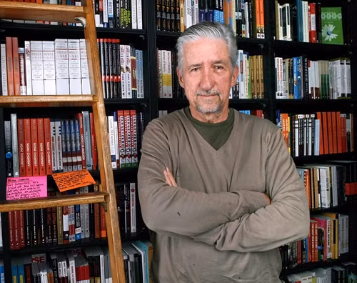 Trong ảnh (tư liệu): Cựu Thượng nghị sĩ, nhà văn Tom Hayden tại Los Angeles, California ngày 25/6. AFP/ TTXVN