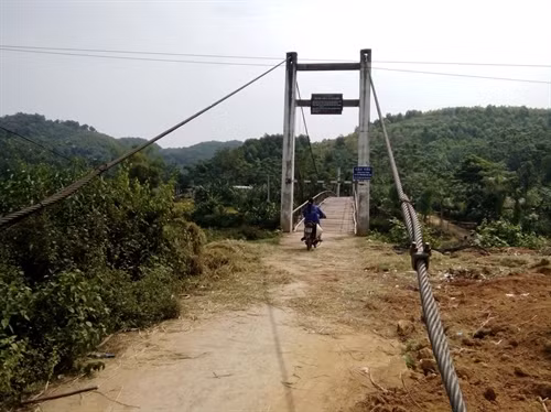 Cầu treo ở xã Động Quan đã đưa vào sử dụng khoảng 10 năm nay, do không được bảo dưỡng thường xuyên nên nhiều hạng mục đã bị xuống cấp, hư hỏng.