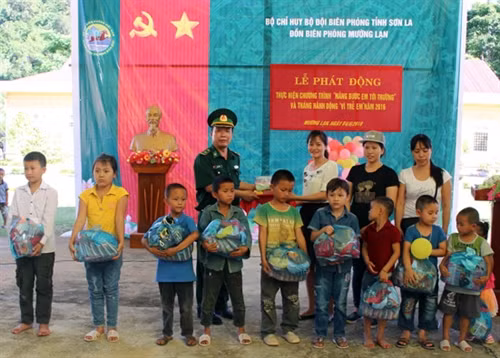 Nâng cánh ước mơ cho học sinh nghèo vùng biên ảnh 1