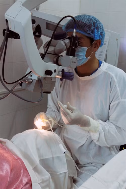 Các bác sĩ thực hiện phẫu thuật mắt miễn phí cho bệnh nhân nghèo tại bệnh viện Nguyễn Trãi. Ảnh: Phương Vy- TTXVN