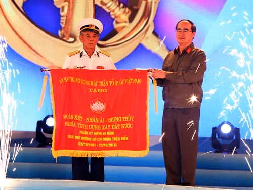 Chủ tịch Uỷ ban Trung ương MTTQ Việt Nam Nguyễn Thiện Nhân trao tặng bức trướng tại Chương trình giao lưu. Ảnh: Nguyễn Dân – TTXVN