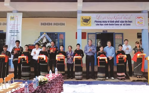 Trường tiểu học Lê Hồng Phong được trang bị máy vi tính giúp phổ cập tin học cho học sinh trong xã