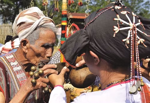 Trong nghi thức cúng của người Chăm H'roi, dân làng chọn một người có uy tín mặc trang phục truyền thống, tượng trưng cho Yàng cử xuống nghe lời khấn nguyện và nhận lễ của dân làng