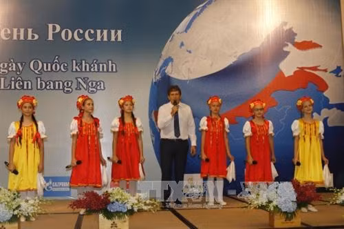 Chương trình văn nghệ chào mừng. Ảnh: Hoàng Hải – TTXVN.