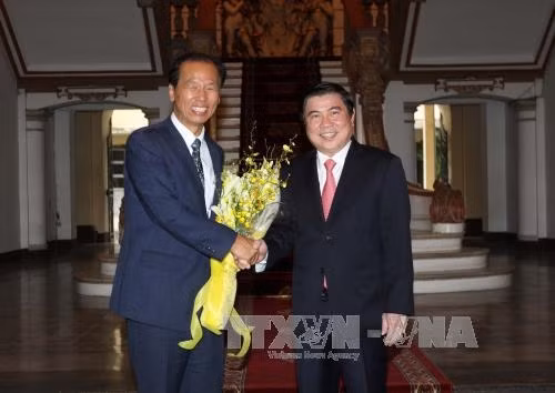 Chủ tịch UBND Thành phố Hồ Chí Minh Nguyễn Thành Phong với Tỉnh trưởng tỉnh Gangwon. Ảnh: Thanh Vũ – TTXVN.