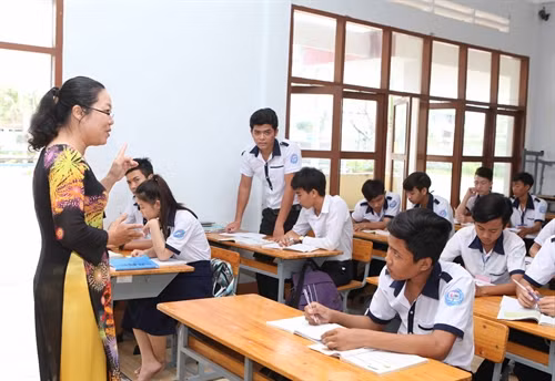 Giáo viên giảng bài môn Sinh học cho học sinh lớp 10.