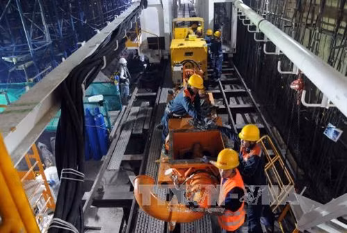 Hệ thống thiết bị khoan ngầm TBM có tổng chiều dài 70m và cân nặng 300 tấn, trong đó đầu máy khoan chính có chiều dài 12,5m, phần còn lại là buồng máy, buồng điều khiển, buồng cung cấp vữa xi măng...Ảnh: An Hiếu - TTXVN