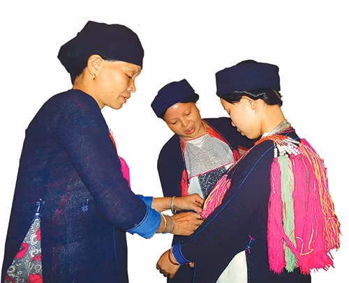 Chỉnh trang quần áo cho cô dâu trước khi về nhà chồng.