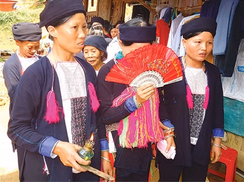 Hai người phù dâu luôn đồng hành cùng cô dâu trong ngày cưới.