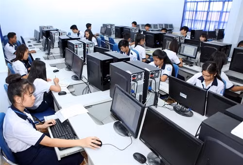Giờ thực hành môn Tin học của học sinh lớp 10C2, Trường Phổ thông Dân tộc nội trú tỉnh Bạc Liêu.