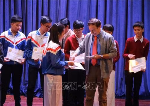 Giáo sư Odon Vallet trao học bổng cho các em học sinh tại thành phố Đà Lạt. Ảnh: Nguyễn Dũng - TTXVN
