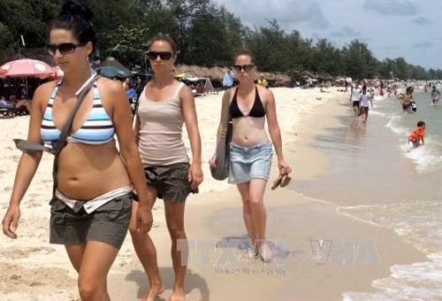 Du khách nước ngoài tại bãi biển ở Sihanouk Ville, cách Phnom Penh hơn 200 km về phía tây nam ngày 29/7/2006. AFP/TTXVN