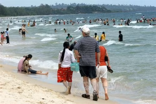 Du khách nước ngoài tại bãi biển ở Sihanouk Ville, cách Phnom Penh hơn 200 km về phía tây nam ngày 29/7/2006. AFP/TTXVN