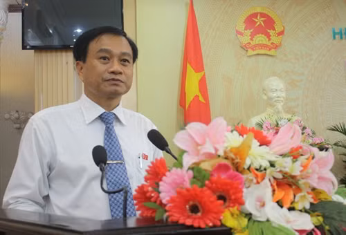 Ông Nguyễn Văn Dương – Chủ tịch Ủy ban nhân dân tỉnh khoá IX phát biểu tại kỳ họp, Ảnh: Huỳnh Phúc Hậu- TTXVN