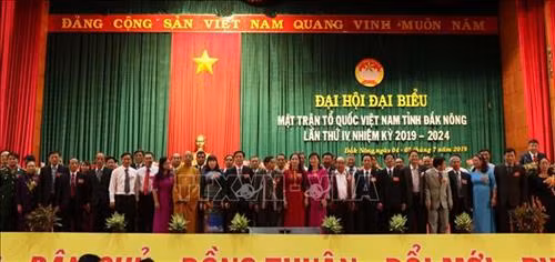 Các Ủy viên nhiệm kỳ mới ra mắt Đại hội. Ảnh: Ngọc Minh – TTXVN